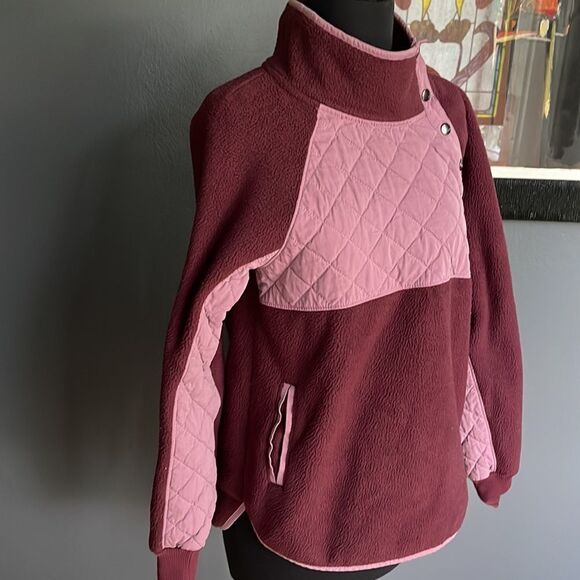 Abercrombie & Fitch shades of burgundy quilted & fleece diagonal snap top. Small - Picture 3 of 5